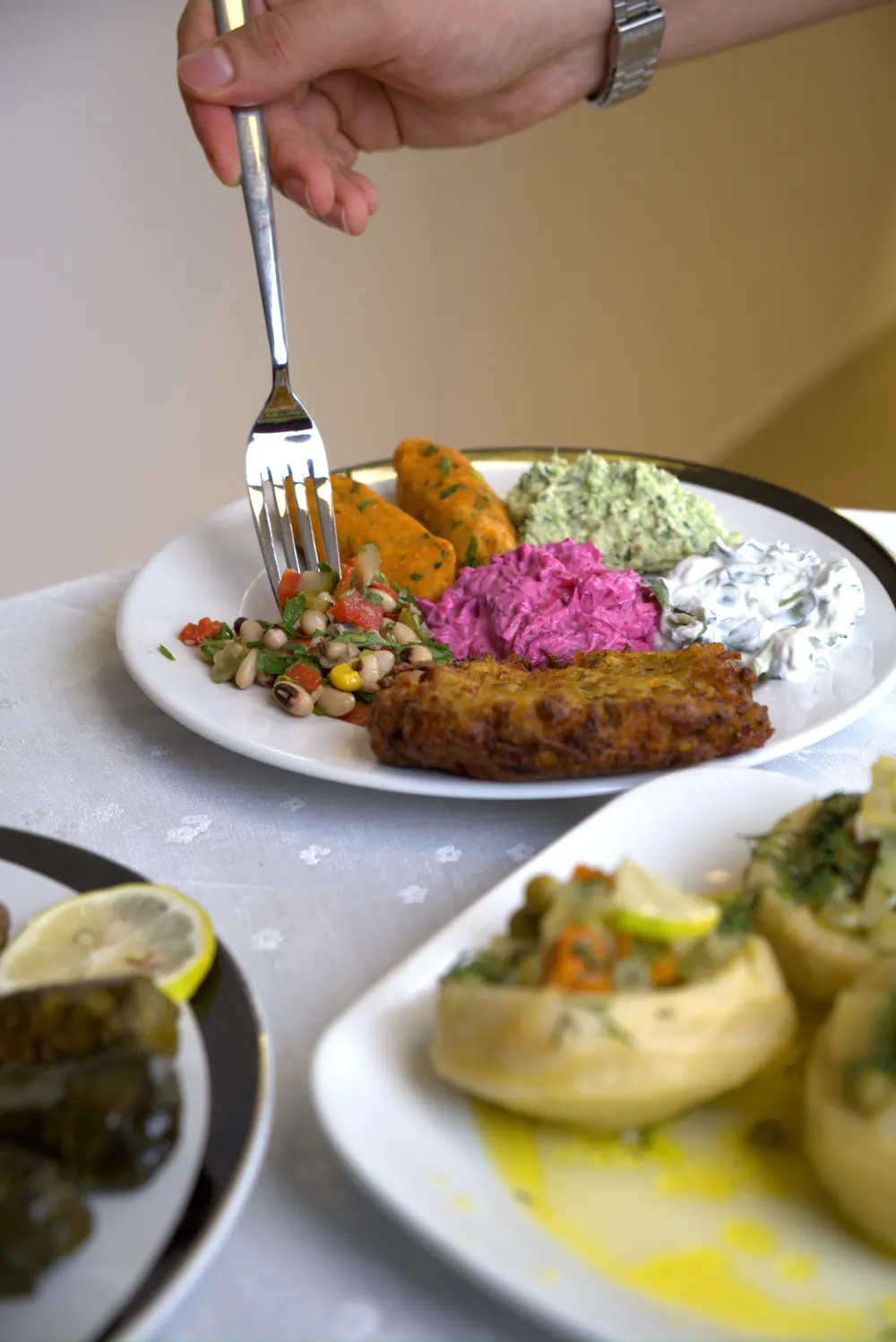 İçli köfte, mercimek köfte, börülce, pancar ve haydariden oluşan meze tabağı